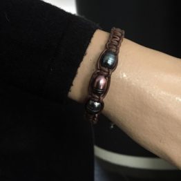 Armband Classic B9 – Zwarte Parel – Sterling Zilver – vintage bruin leder macrame