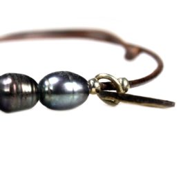 Enkelbandje Basic B6 – Zwarte parels – bruin leer – Sterling Zilver