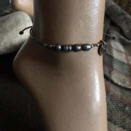 Enkelbandje Basic B6 – Zwarte parels – bruin leer – Sterling Zilver