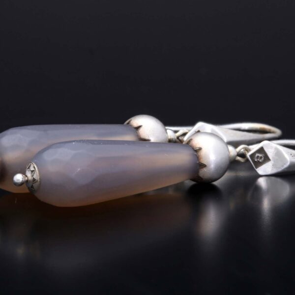 Oorbellen Elegance – Taupe facet geslepen geborsteld Agaat – geborsteld Sterling Zilver
