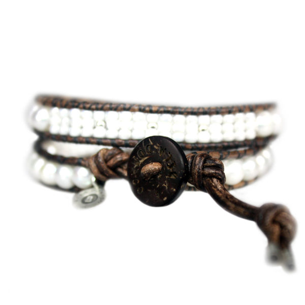 Wikkelarmband Classic B6 – witte Parels – vintage Leer – Tsjechisch glas – Sterling Zilver