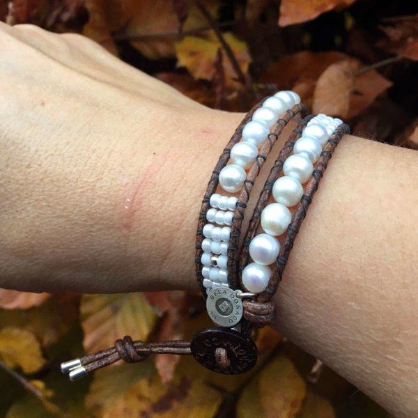 Wikkelarmband Classic B6 – witte Parels – vintage Leer – Tsjechisch glas – Sterling Zilver