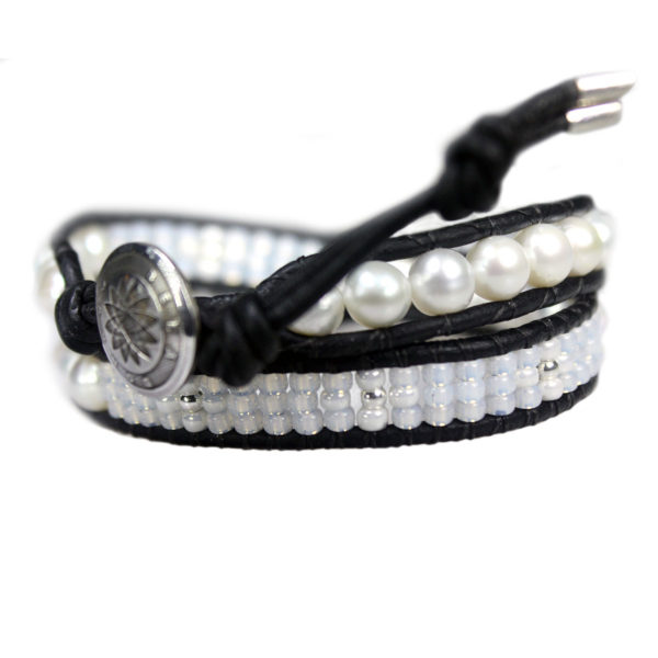 Wikkelarmband Classic B6 – witte Parels – zwart Leer – Tsjechisch glas – Sterling Zilver