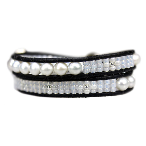 Wikkelarmband Classic B6 – witte Parels – zwart Leer – Tsjechisch glas – Sterling Zilver