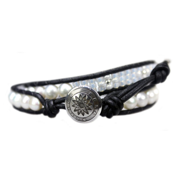 Wikkelarmband Classic B6 – witte Parels – zwart Leer – Tsjechisch glas – Sterling Zilver