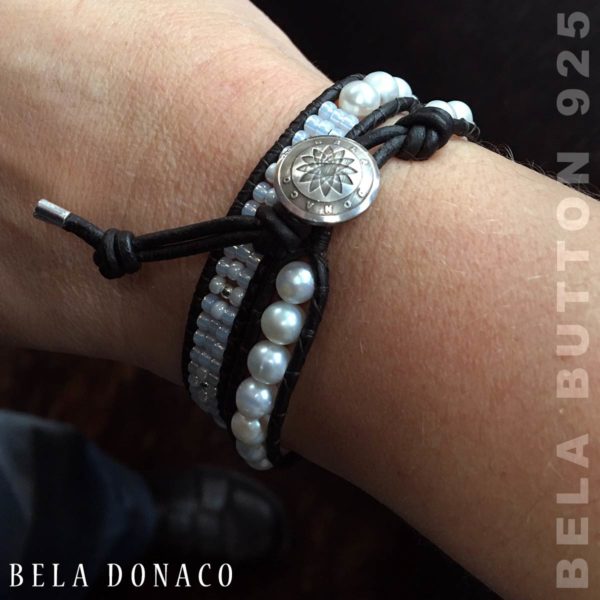 Wikkelarmband Classic B6 – witte Parels – zwart Leer – Tsjechisch glas – Sterling Zilver