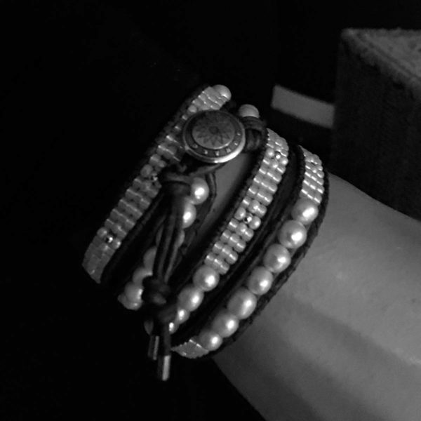 Wikkelarmband Classic B6 – witte Parels – zwart Leer – Tsjechisch glas – Sterling Zilver