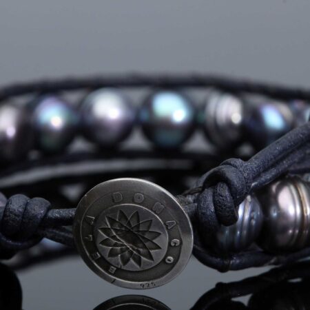 Armband Classic B9 – Zwarte Parel – nachtblauw leder – Sterling Zilver