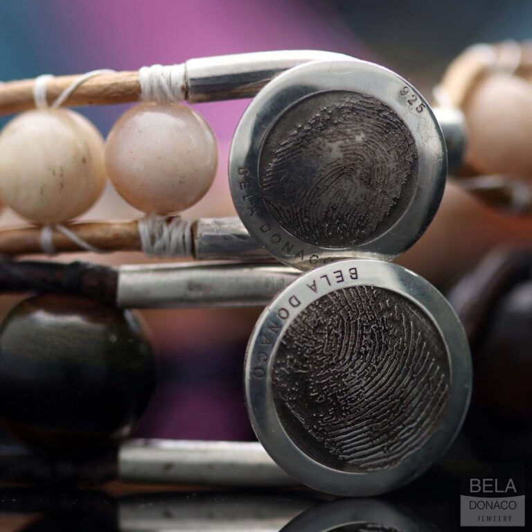 Armbanden met vinger afdruk op knoop