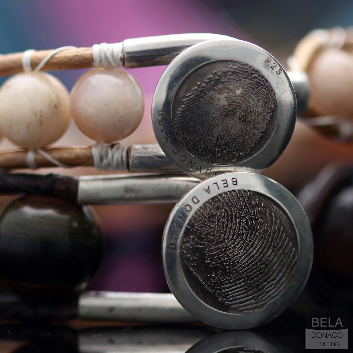 Armbanden met vinger afdruk op knoop