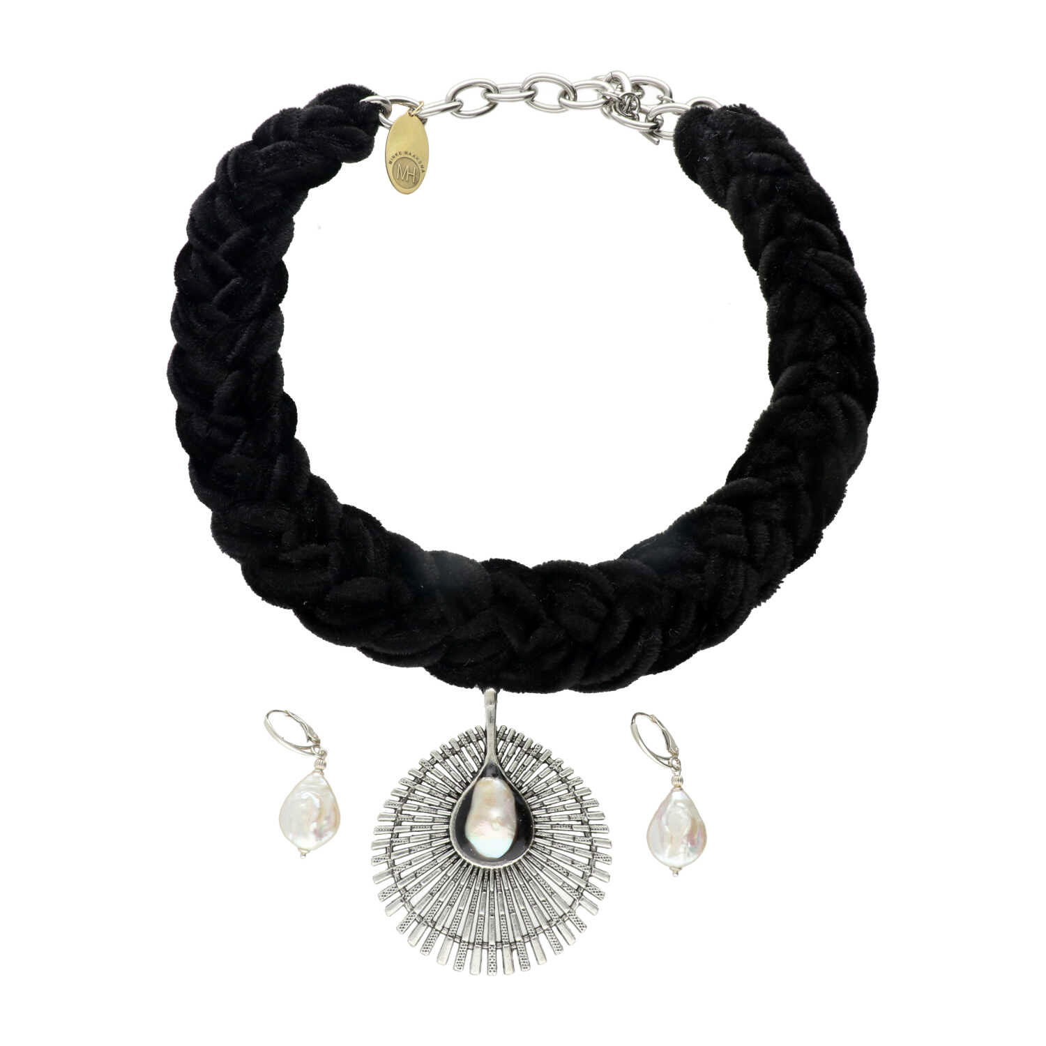Set ketting met oorbellen zwart en parels